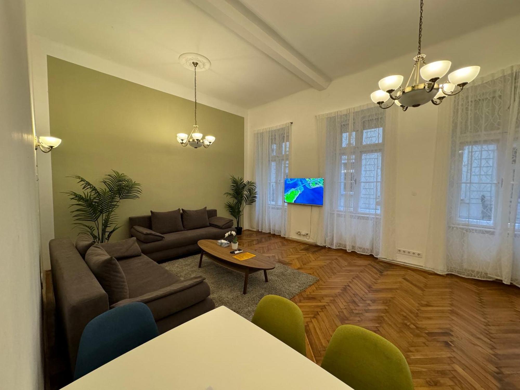Exceptional In Center Apartment