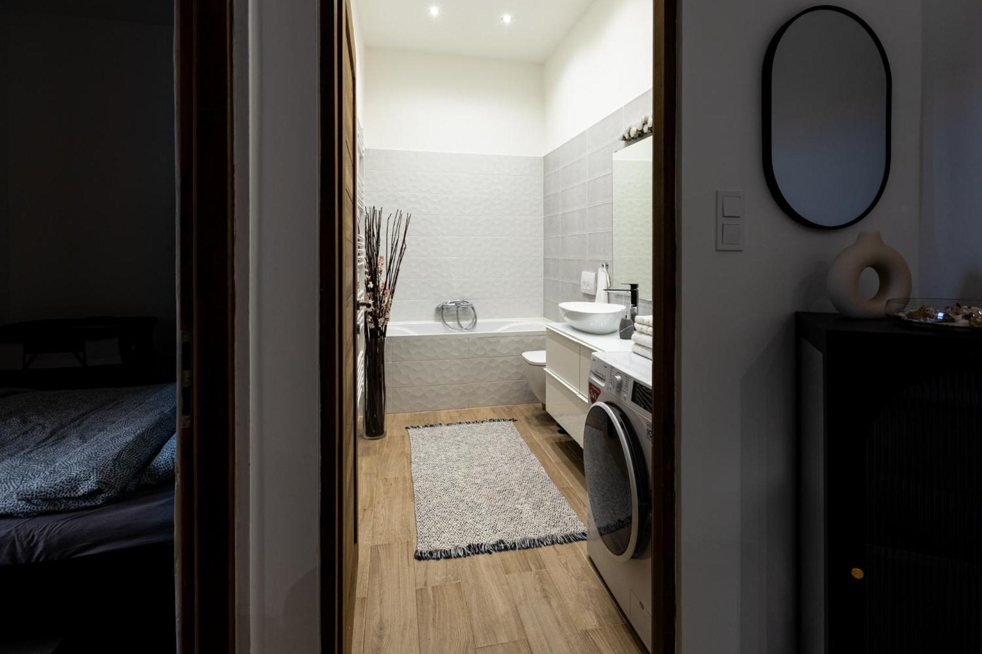 Devai With Free Netflix Near The Westend City Center * Budapest