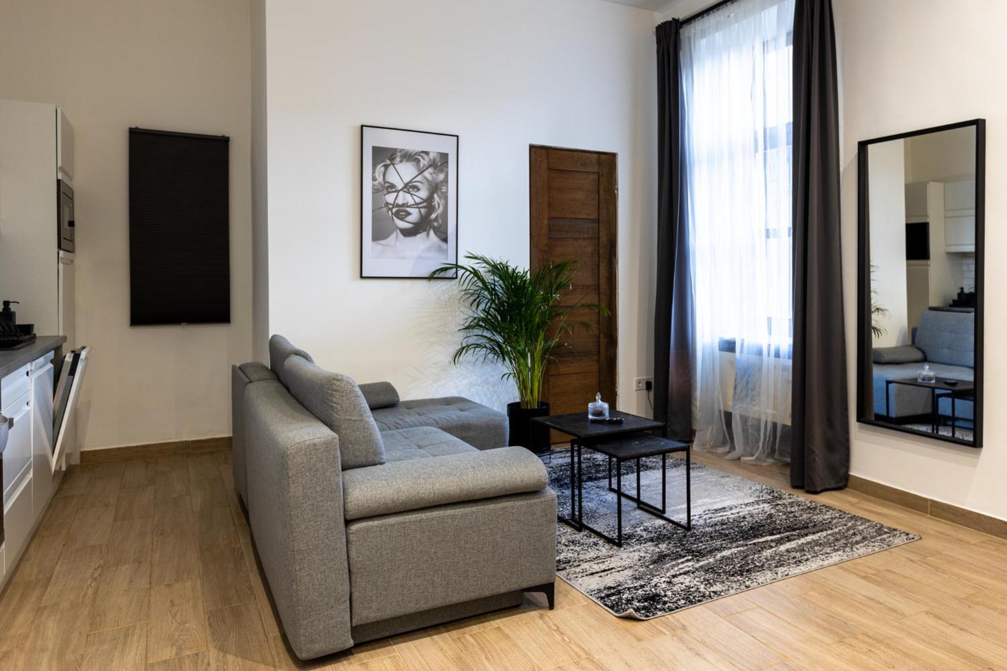 Devai With Free Netflix Near The Westend City Center Apartment Budapest