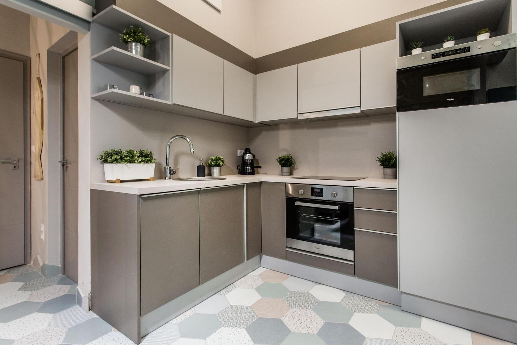 Elegant Duplex Near Greenery Apartment *