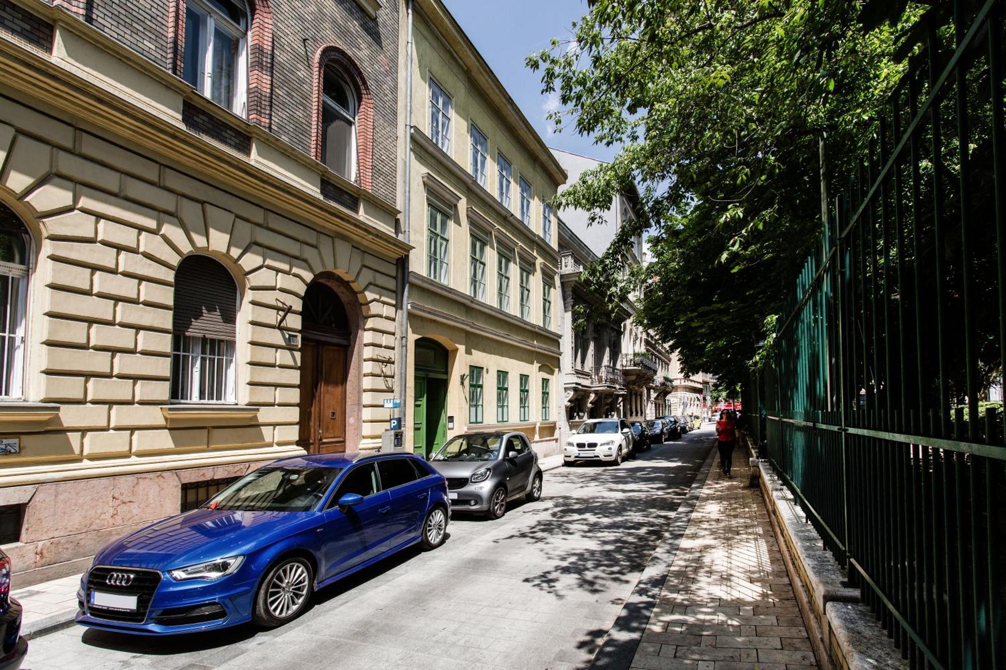 Elegant Duplex Near Greenery Apartment *