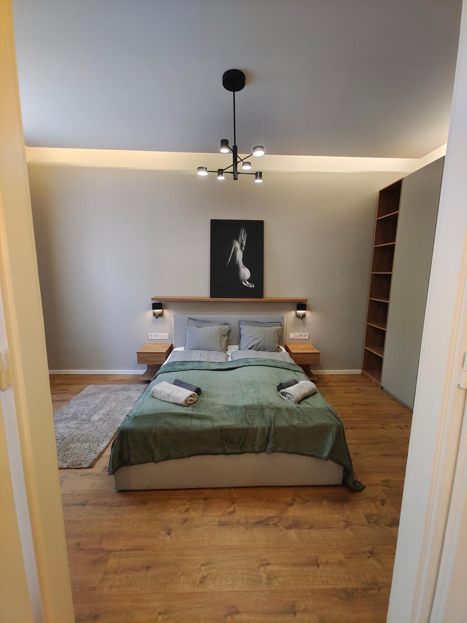 Center 2, Cozy And Modern 2br In The Center *