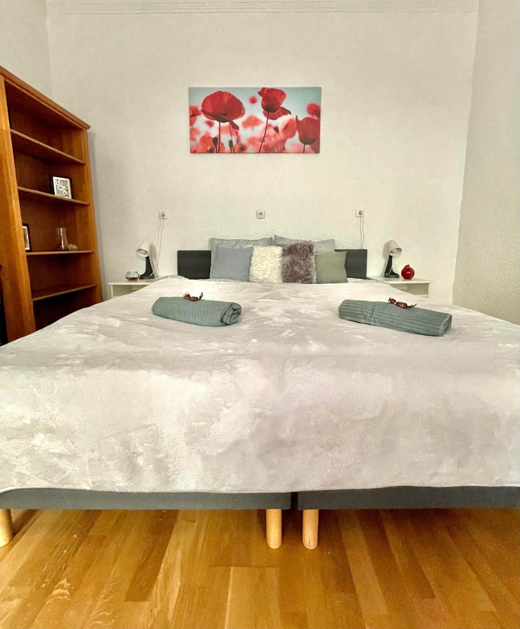 Appartement Very Warm With Big Bed Near New York Cafe *