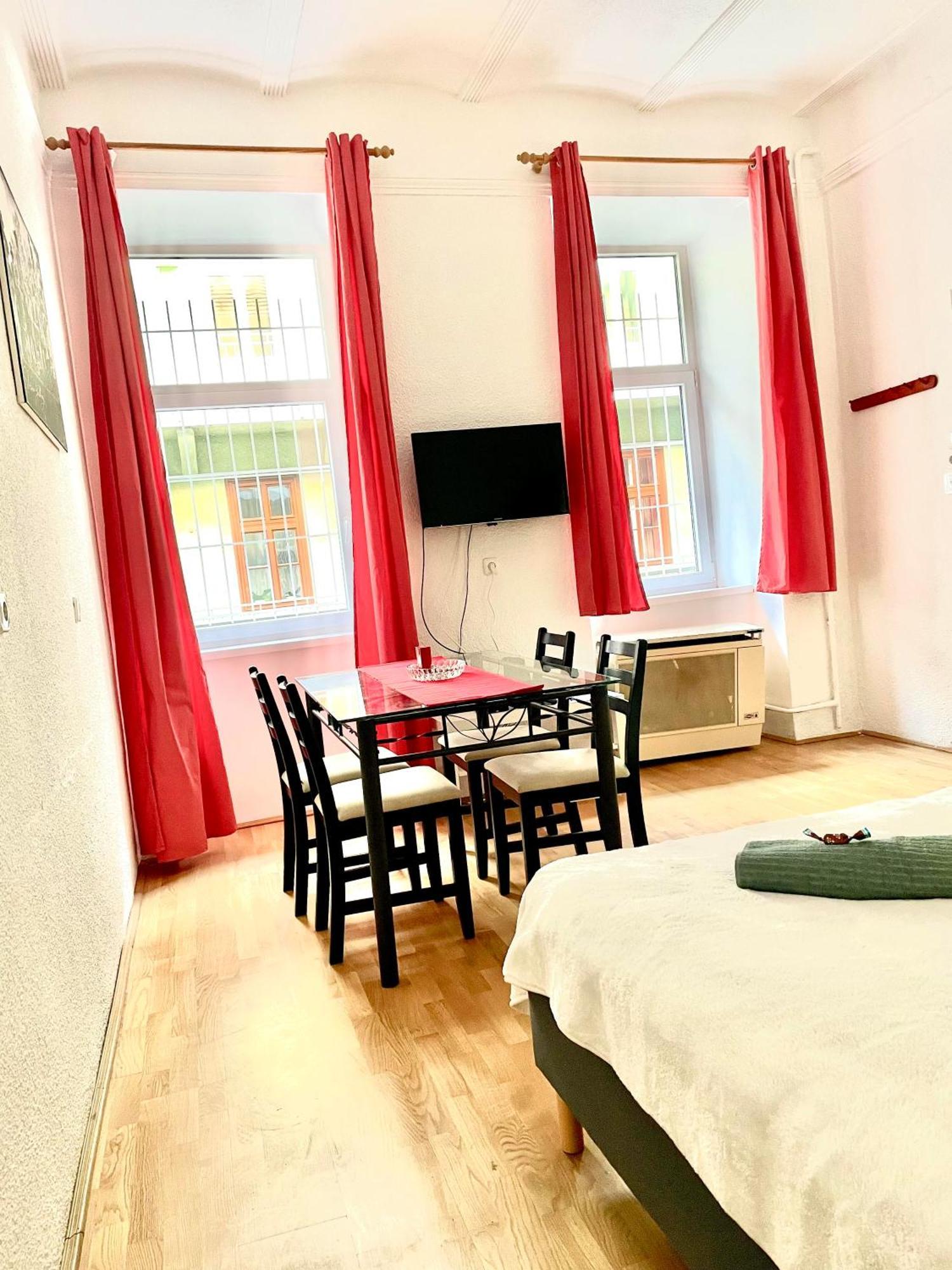 Very Warm With Big Bed Near New York Cafe *