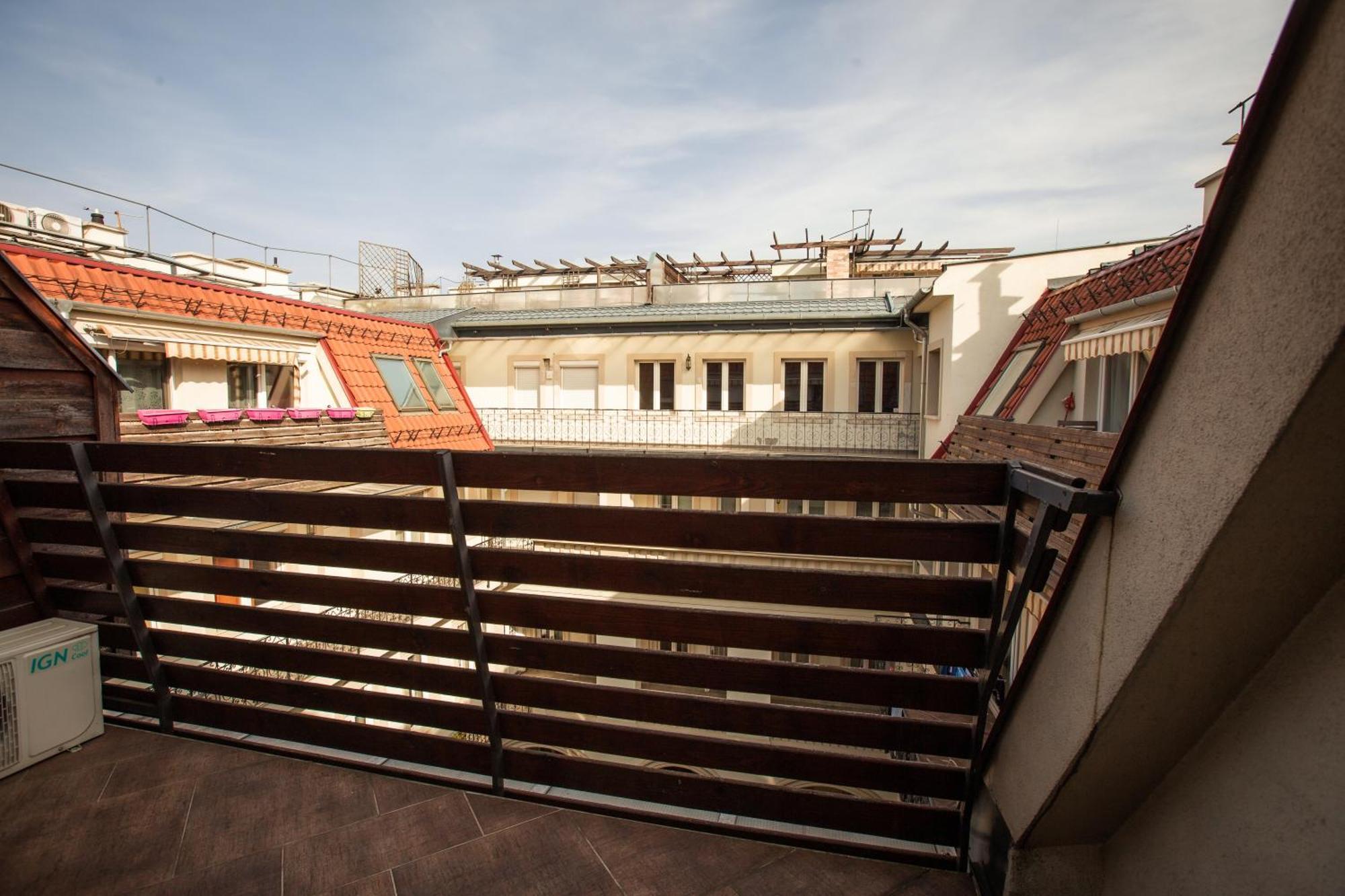 Apartament Triplex, Rooftop With Parlament View & Jacuzzi