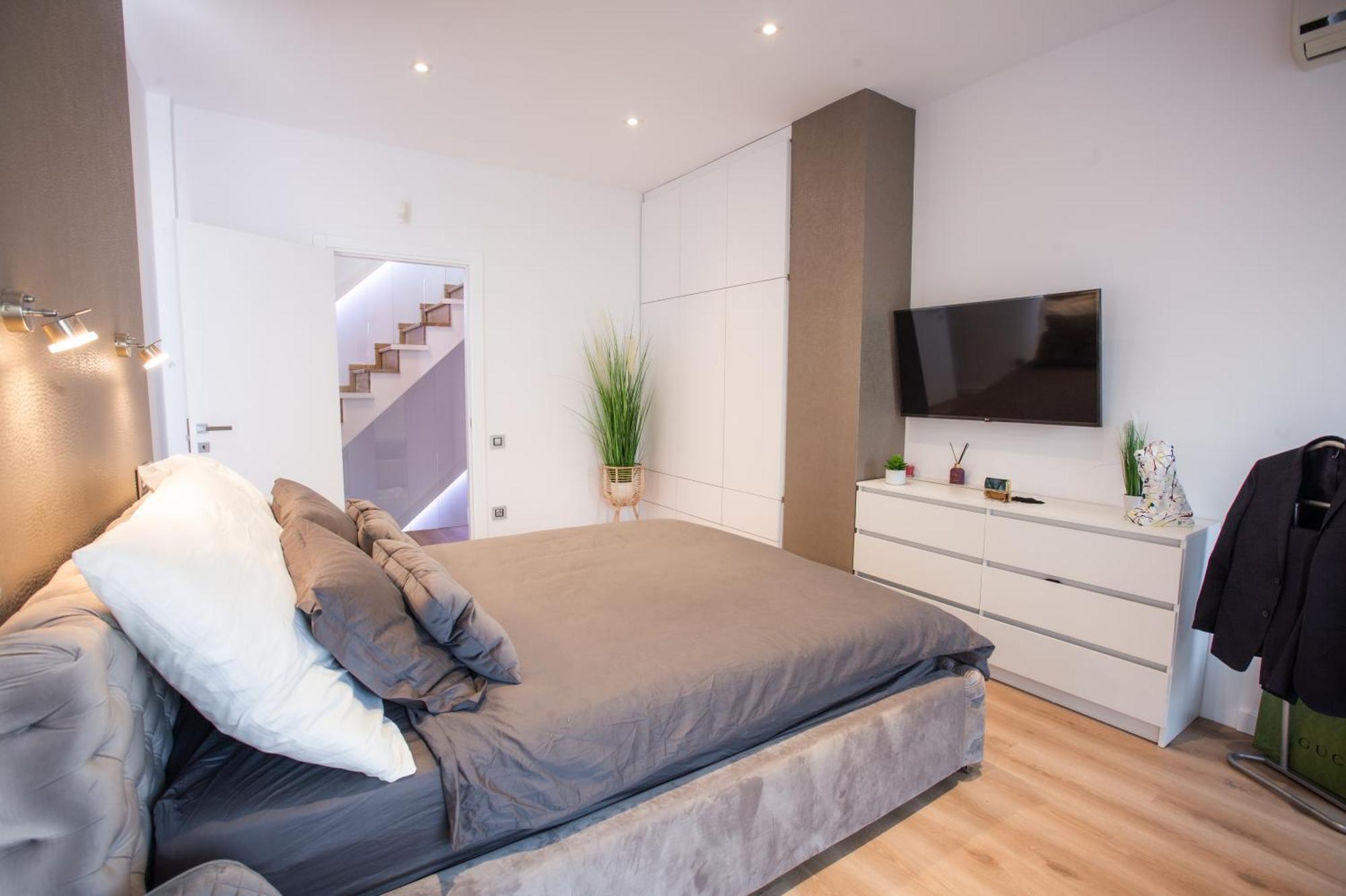 Triplex, Rooftop With Parlament View & Jacuzzi