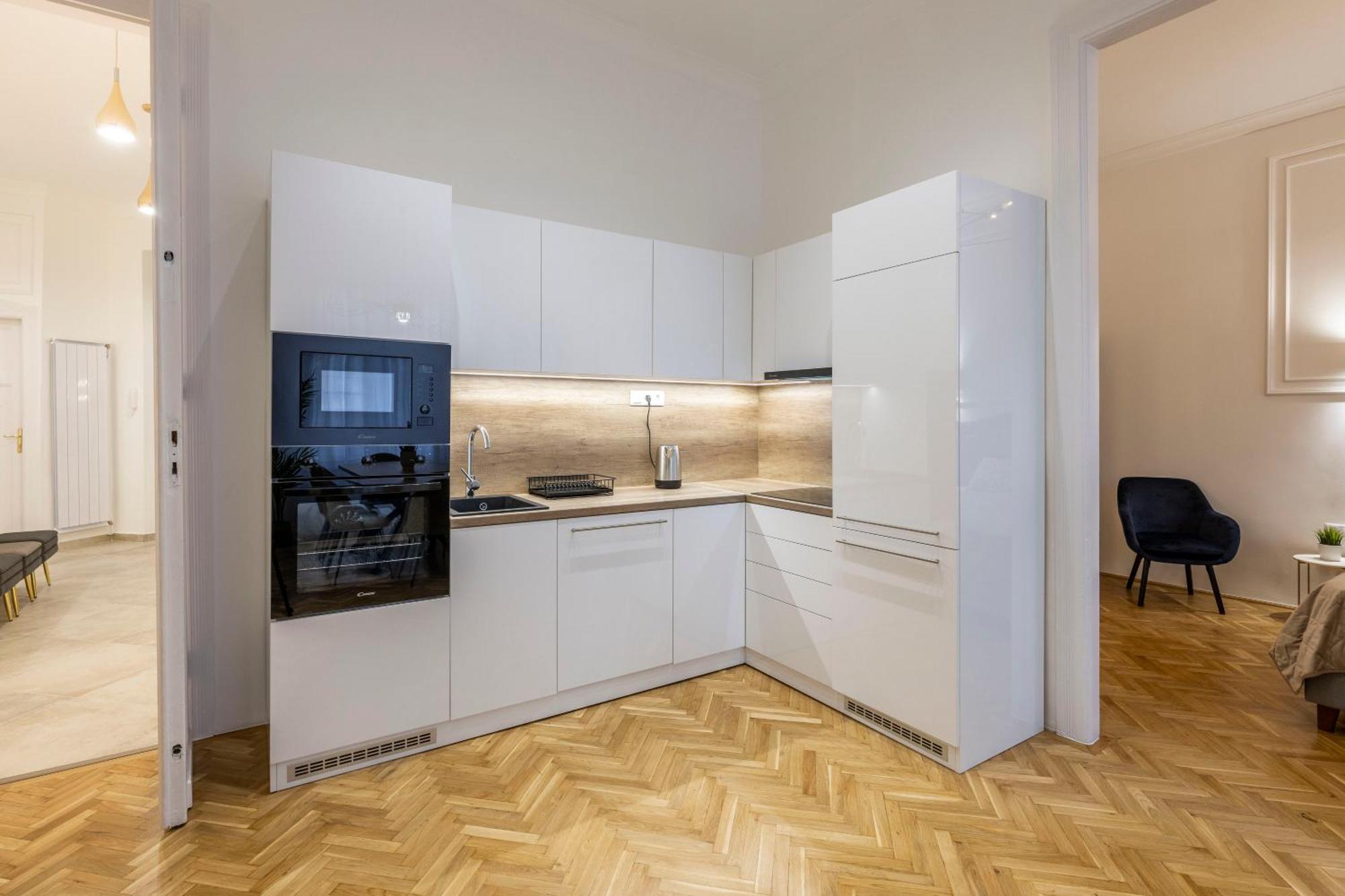 Luxurious 4bedrm 3bathrm W/ Balcony Apartamento Budapest