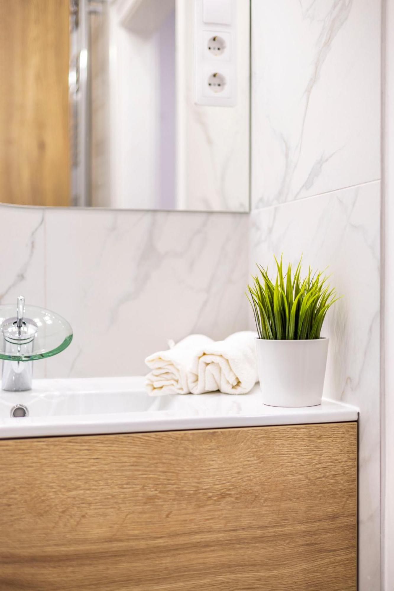 Apartamento Luxurious 4bedrm 3bathrm W/ Balcony *