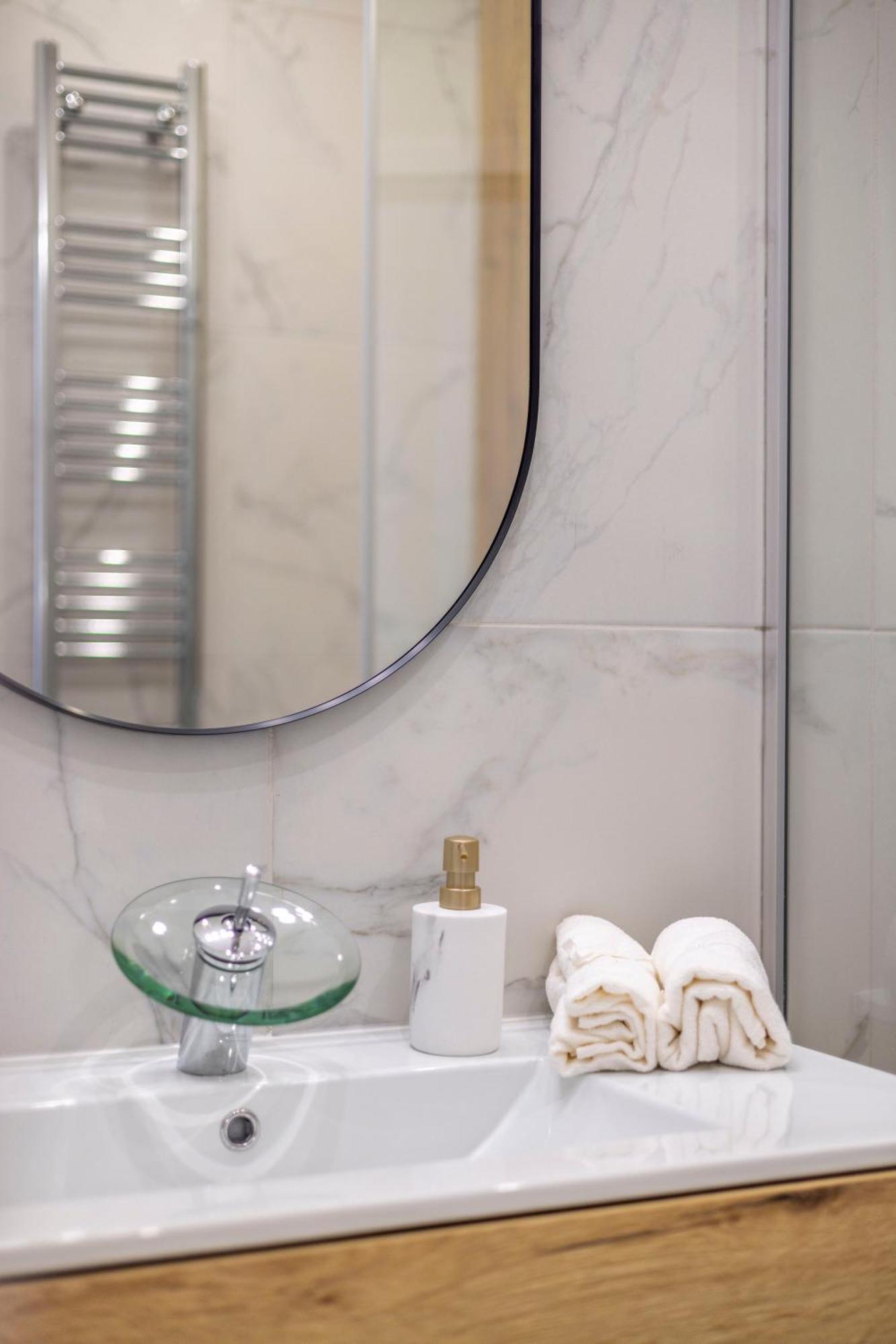 Luxurious 4bedrm 3bathrm W/ Balcony * Budapest