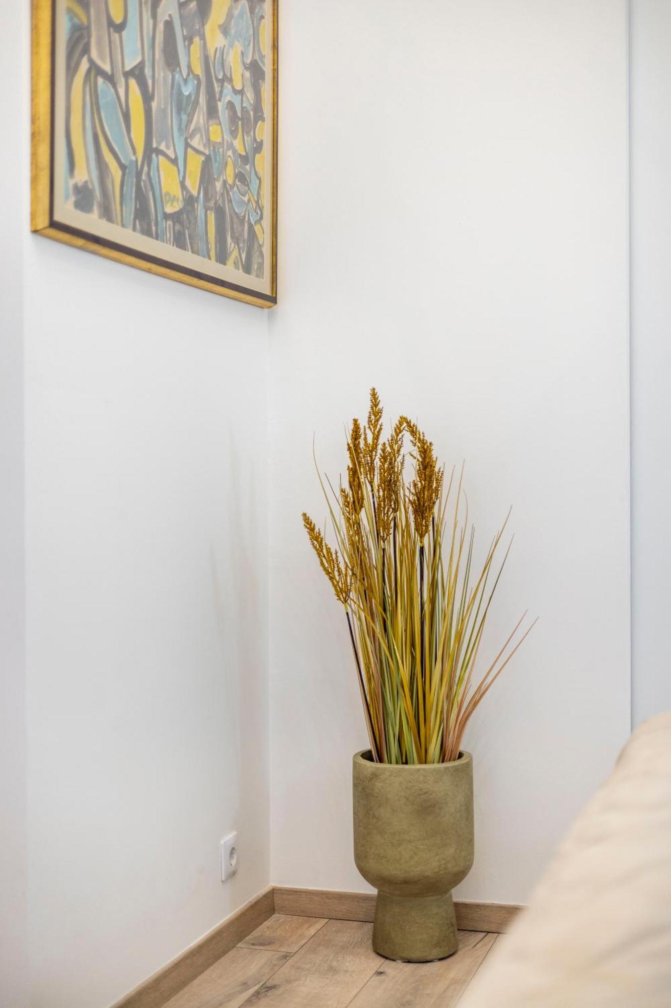 Luxurious 4bedrm 3bathrm W/ Balcony Apartment