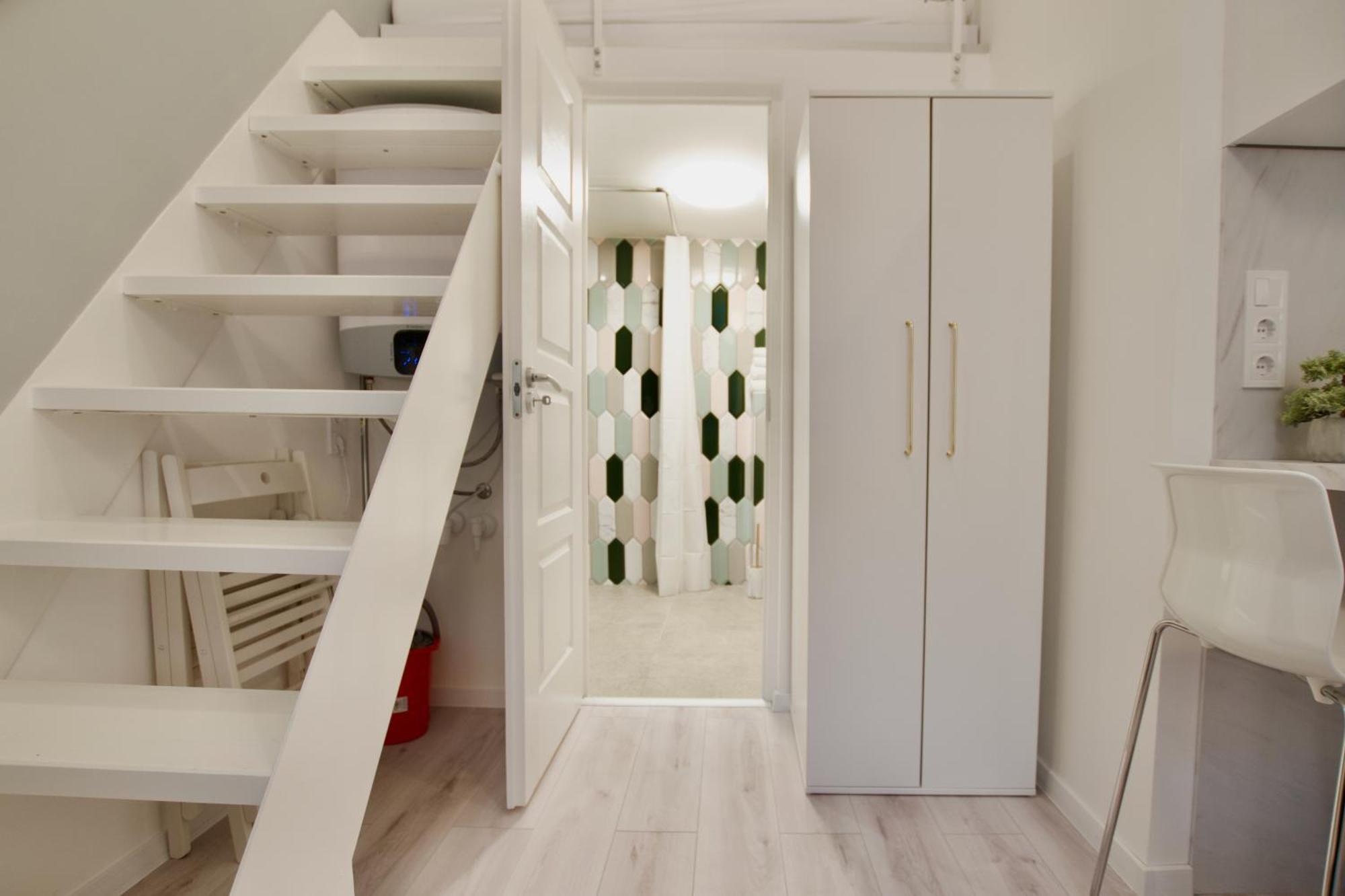 Standard By Hi5- Kiraly 82 Budapest