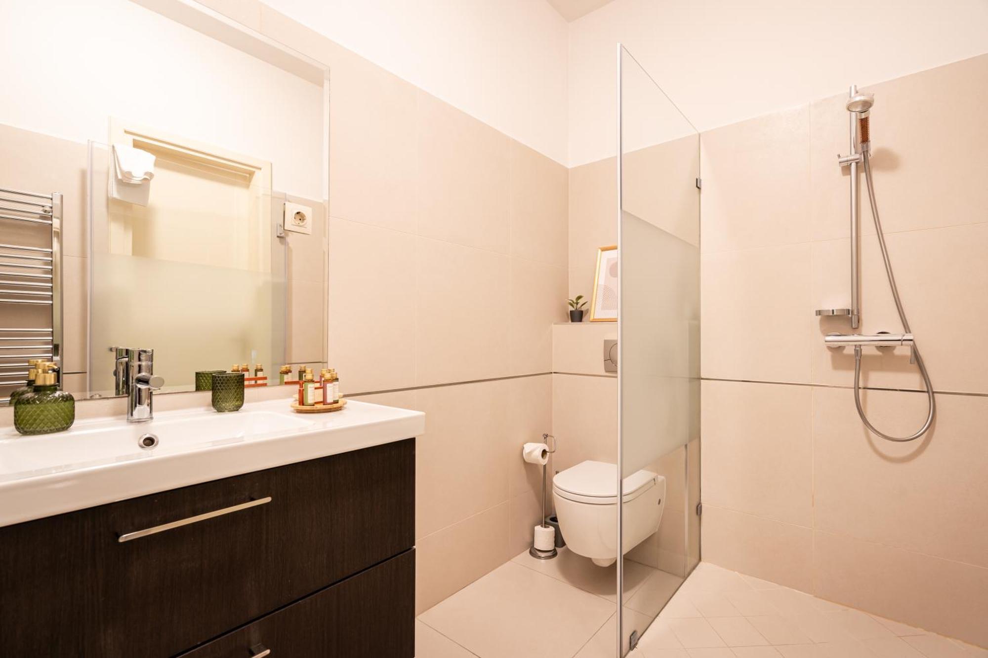 Comfy Downtown Hideaway With Urban Touch *