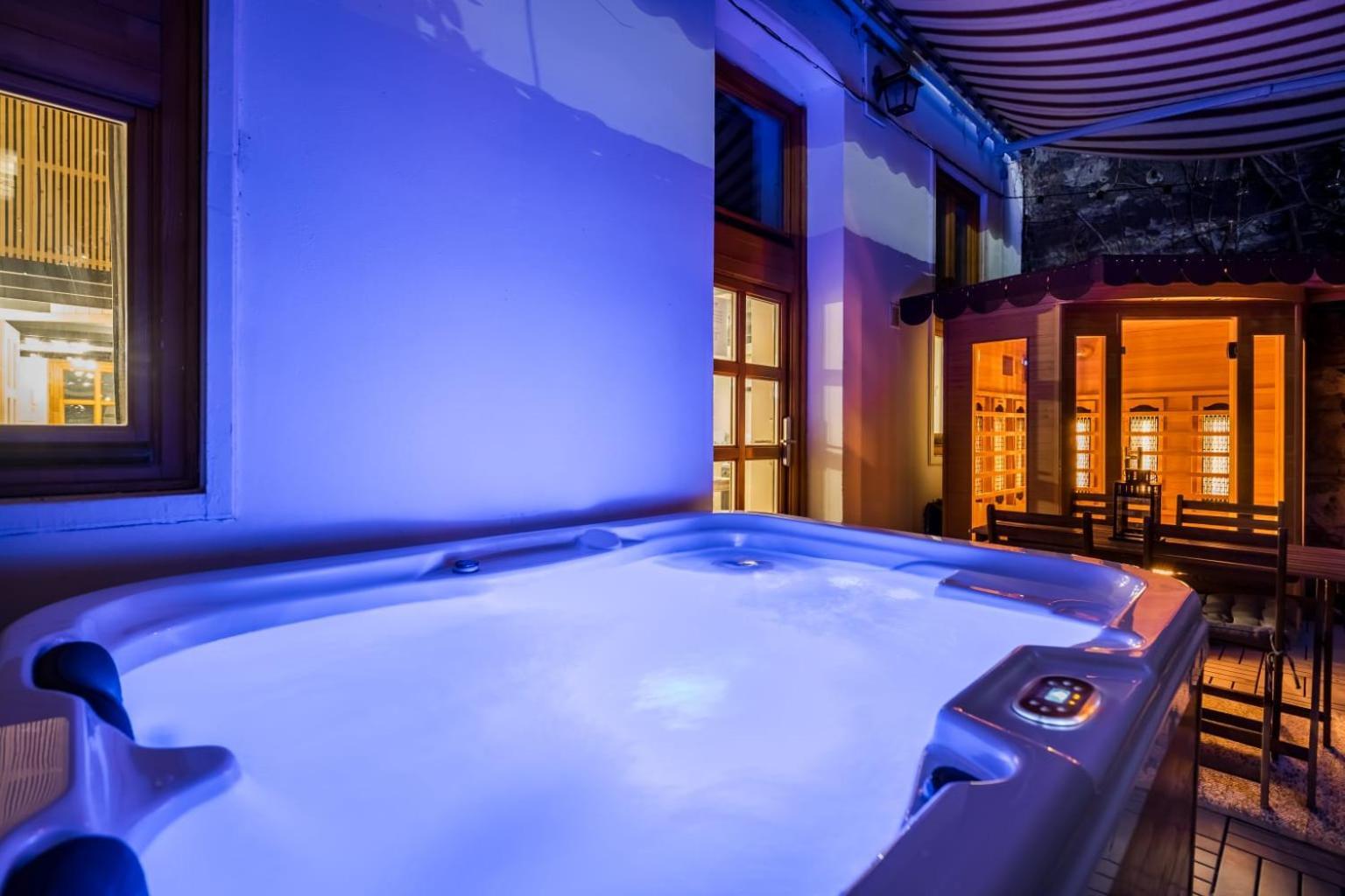 Wellness Wonderland: Garden, Sauna, Jacuzzi In Cbd Boedapest
