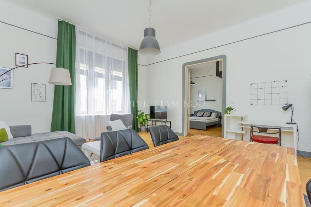 Pink Flamingo : Central Base Apartamento *