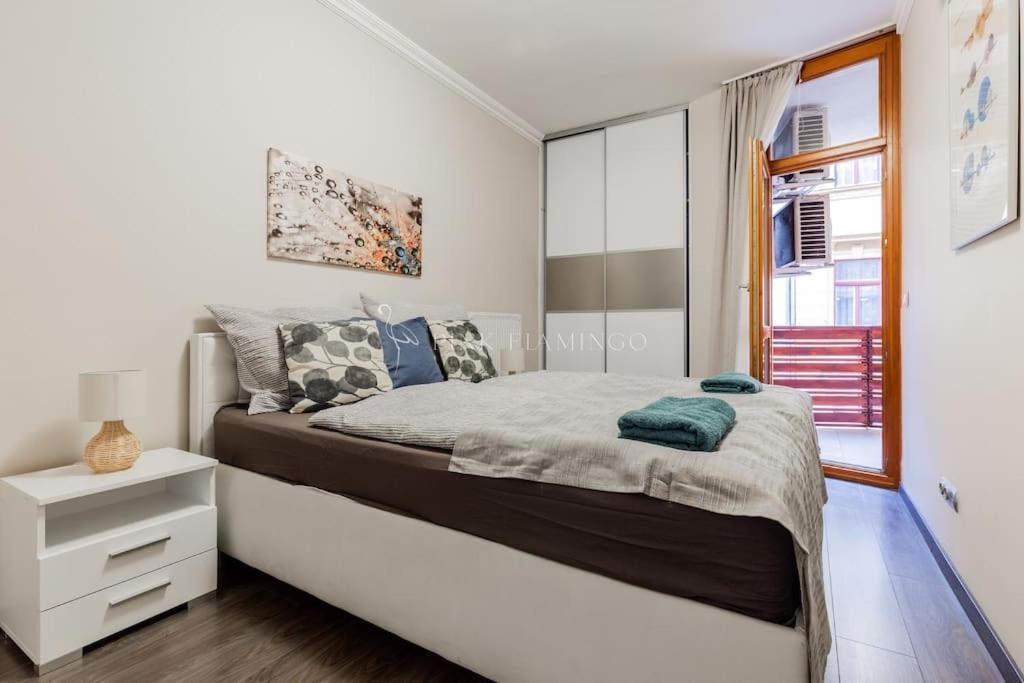 Pink Flamingo : Leo Lane Getaway Apartment