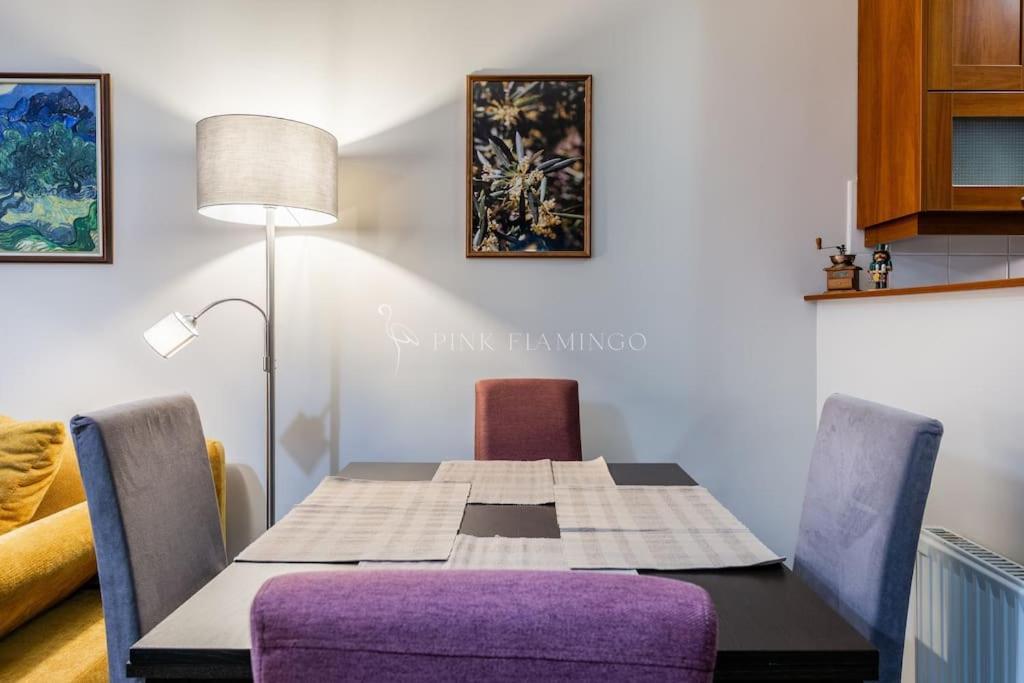 Pink Flamingo : Leo Lane Getaway *