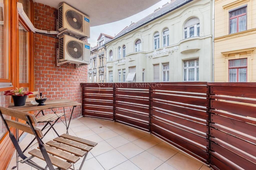 Pink Flamingo : Leo Lane Getaway * Budapest