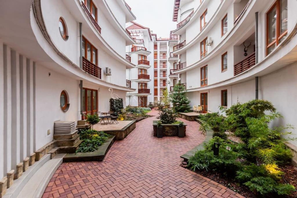 Pink Flamingo : Leo Lane Getaway Budapest