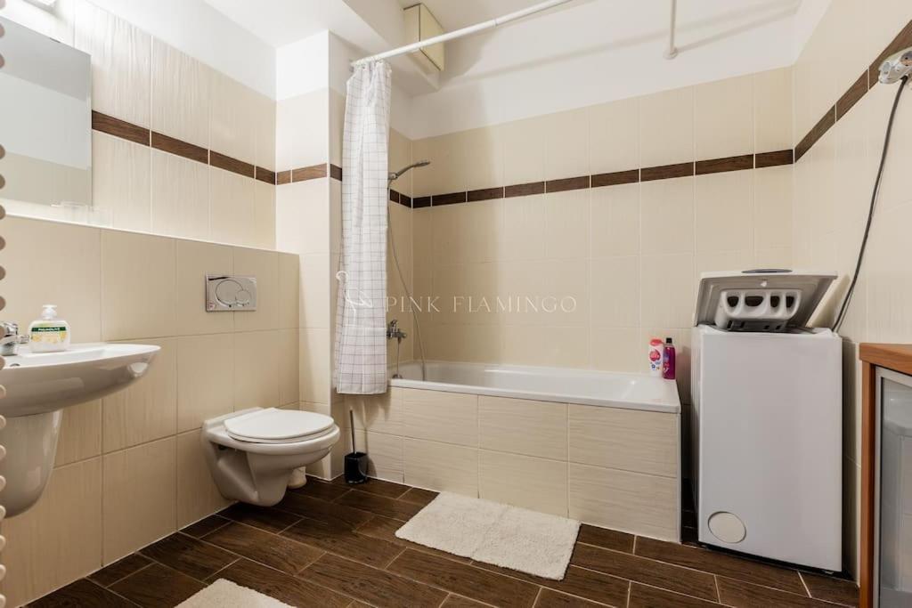 Apartment Pink Flamingo : Leo Lane Getaway
