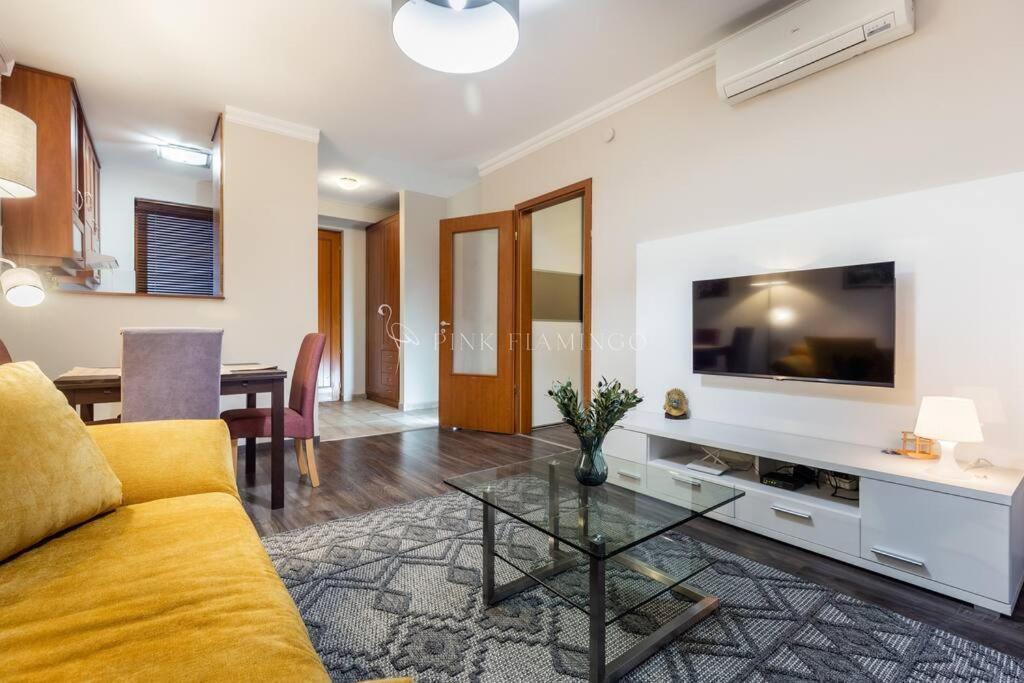 Pink Flamingo : Leo Lane Getaway * Budapest