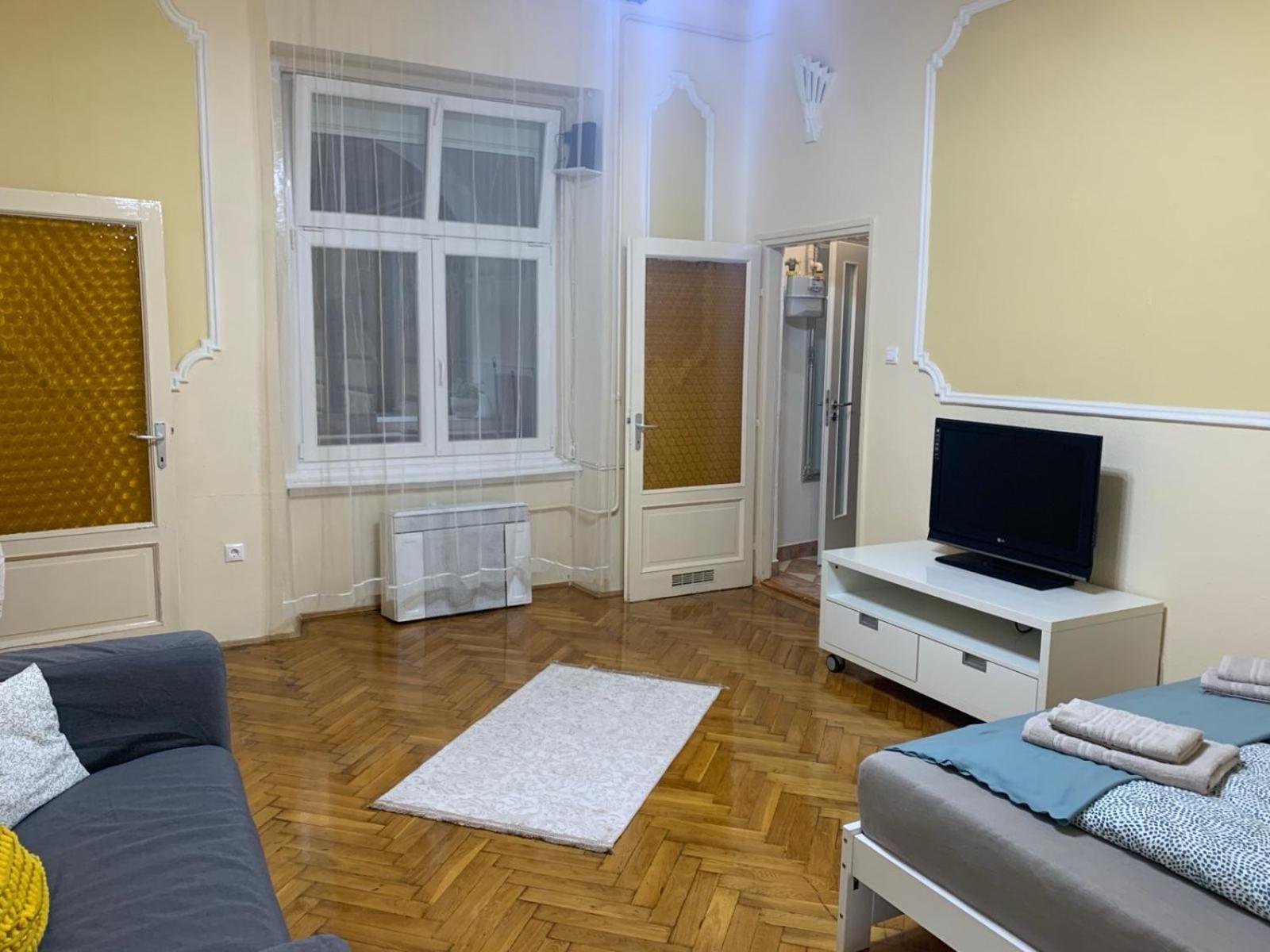 Cozy & Quiet Retro Style Apartment Budapest