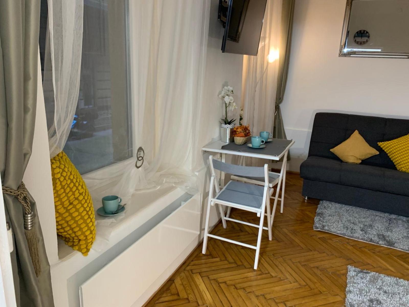 Cozy & Quiet Retro Style Apartment Budapest