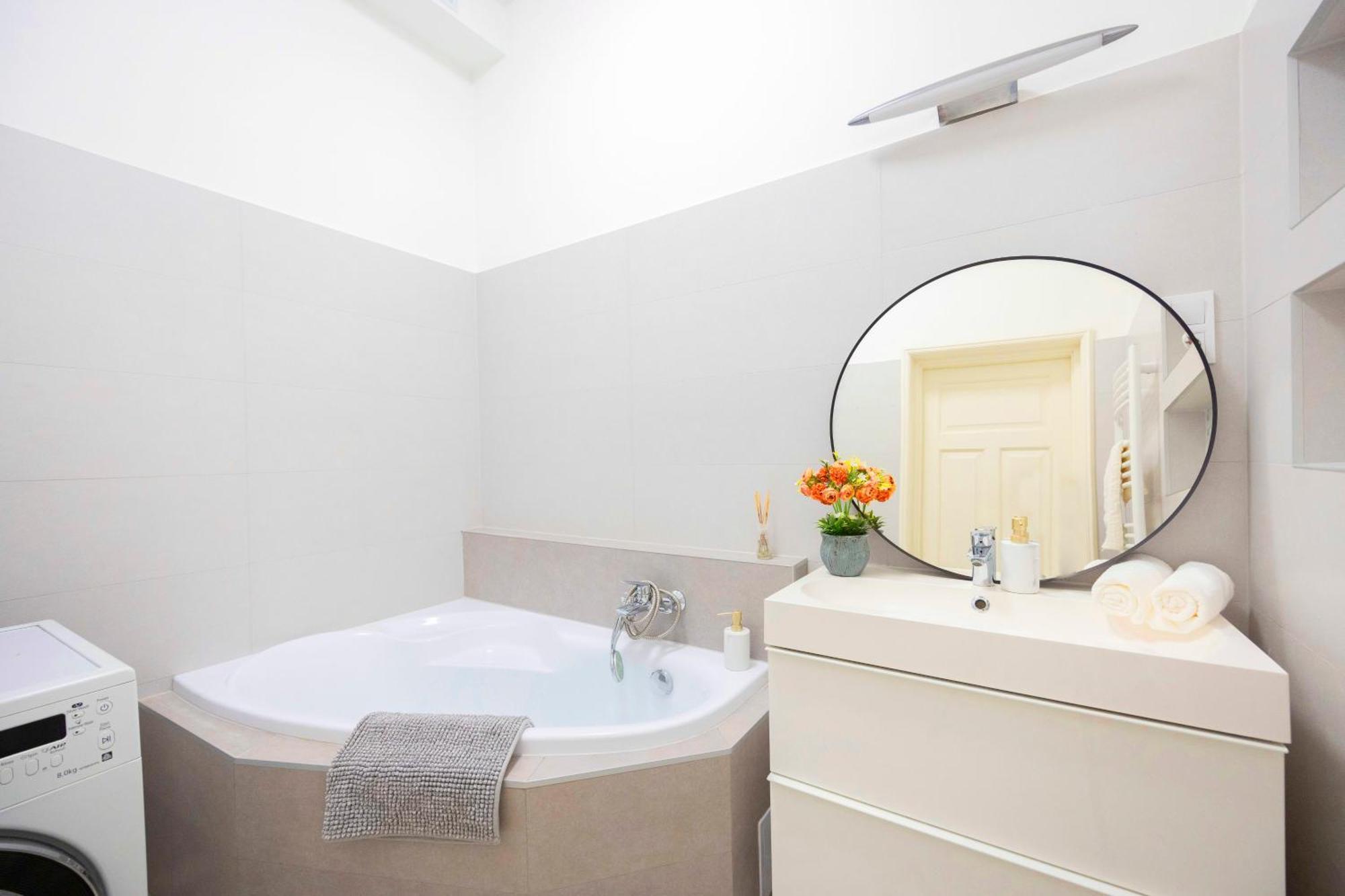 Apartment Exclusive & Spacious W/ 4bedrm 2bathrm *