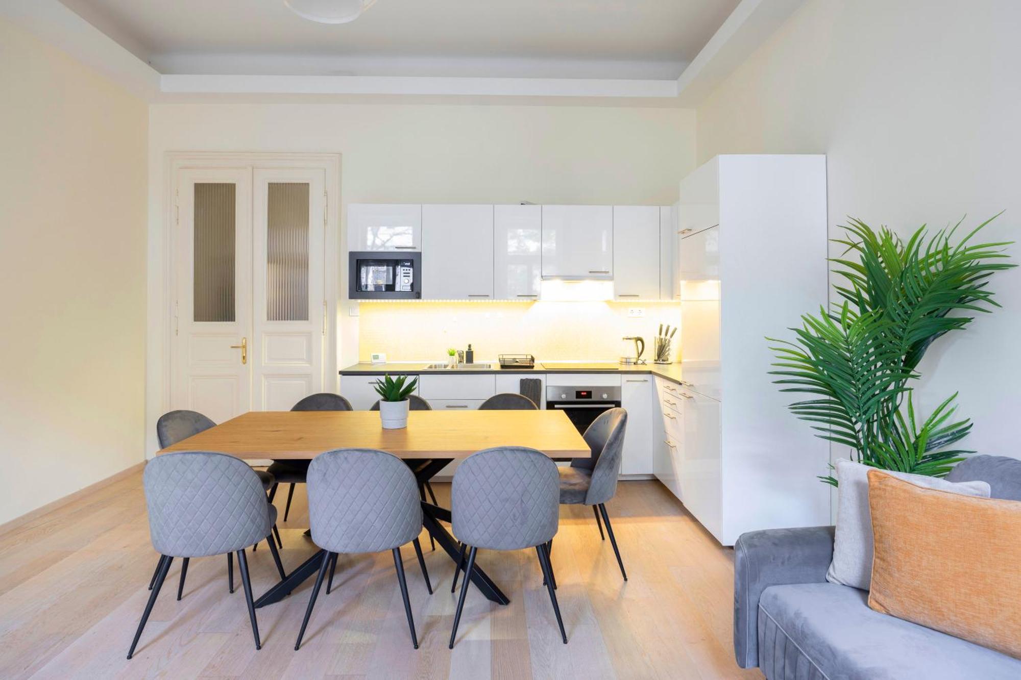 Apartment Exclusive & Spacious W/ 4bedrm 2bathrm
