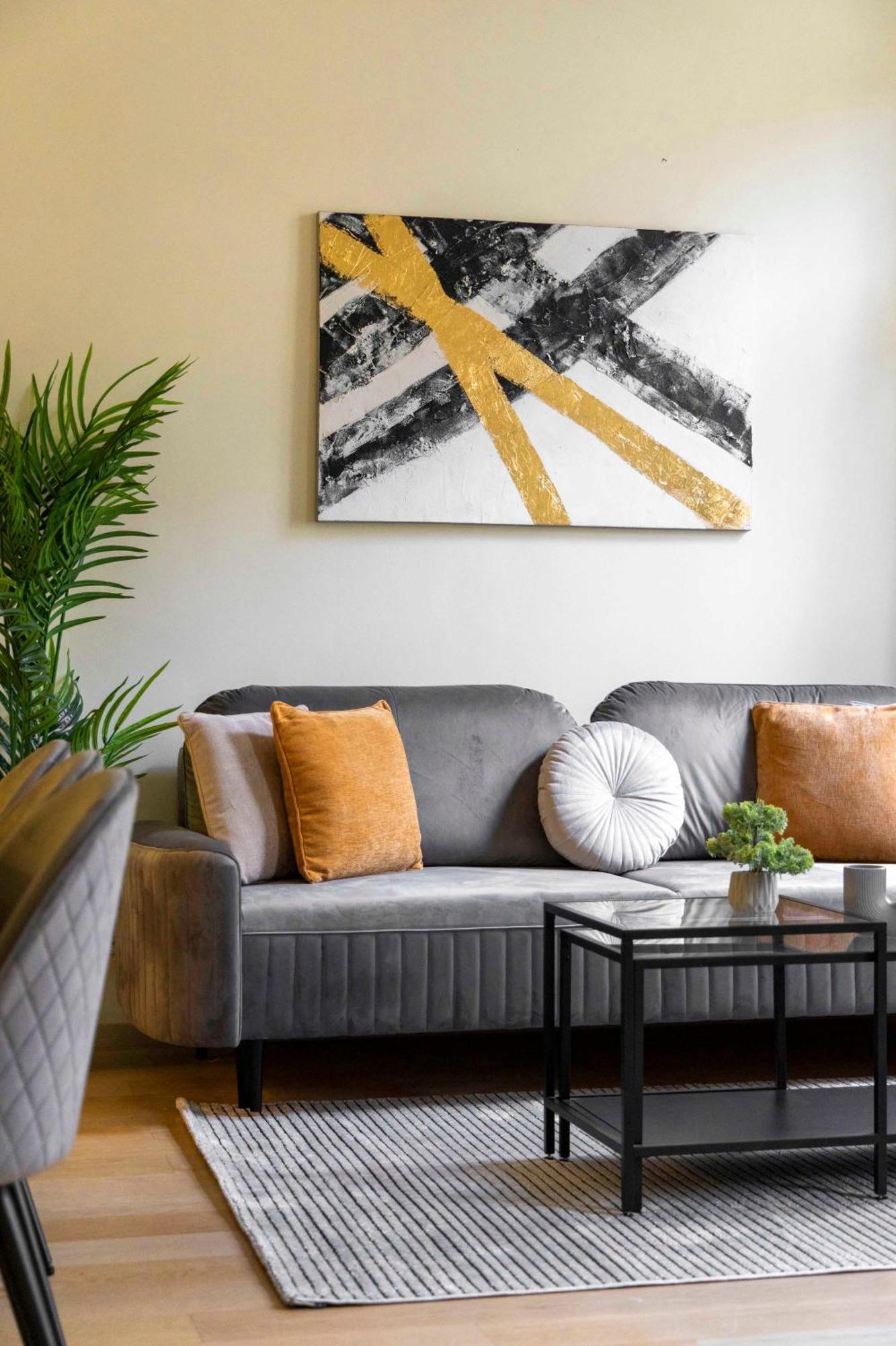 Exclusive & Spacious W/ 4bedrm 2bathrm * Budapest
