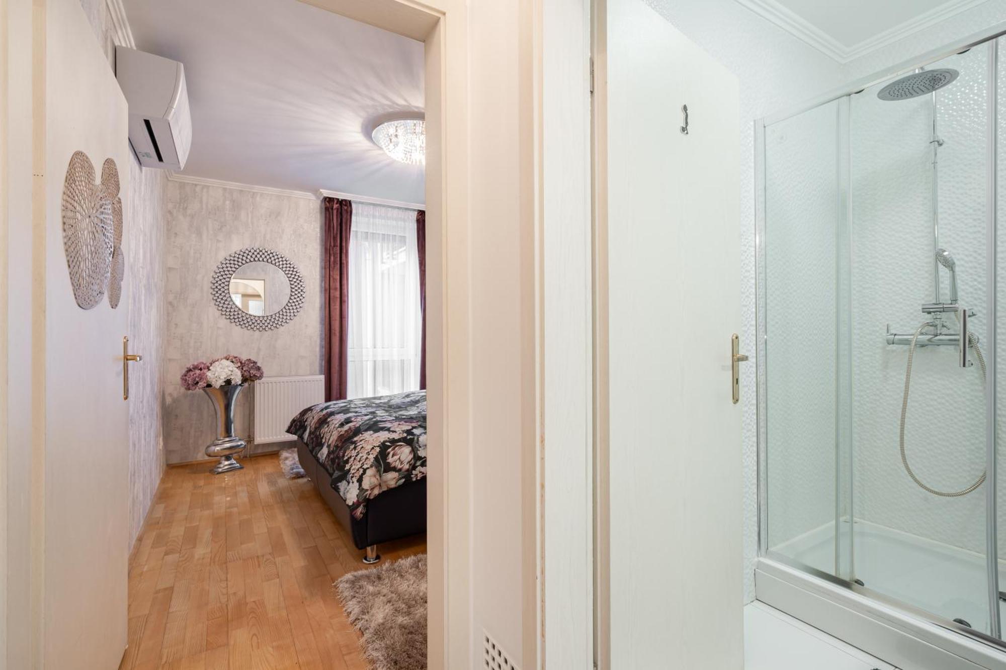 Beautiful Three Bedrooms With Free Parking Close To The Danube Coast Apartment *