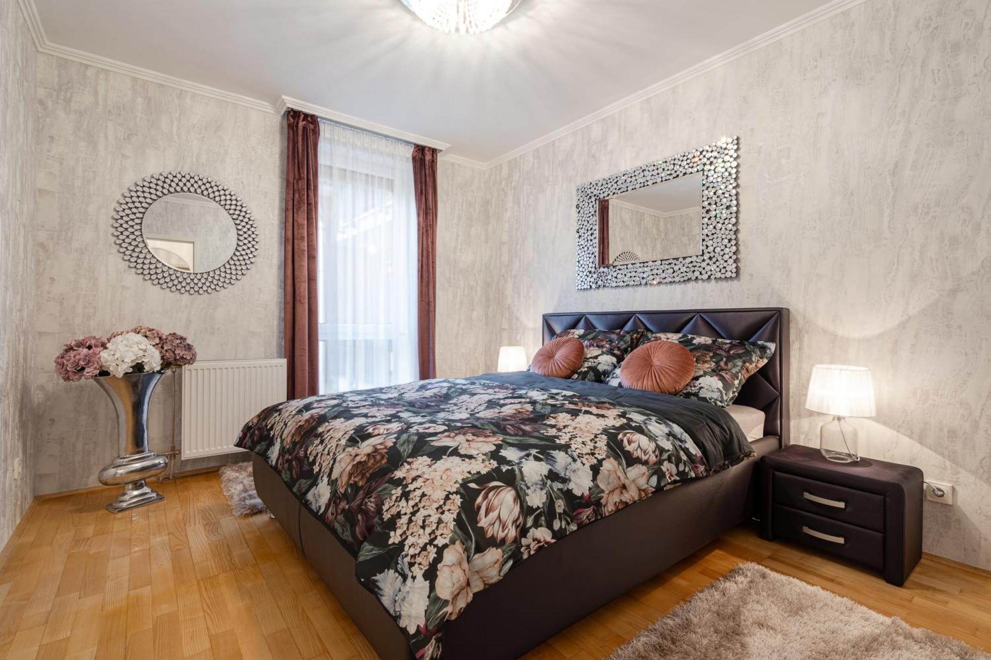 Apartment Beautiful Three Bedrooms With Free Parking Close To The Danube Coast
