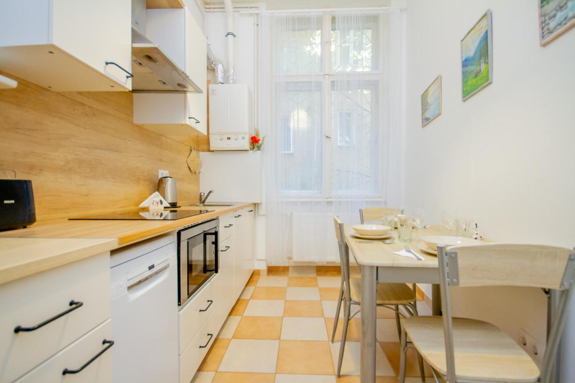 Kelvin's V District 2br Urban Haven By Nw * Budapest