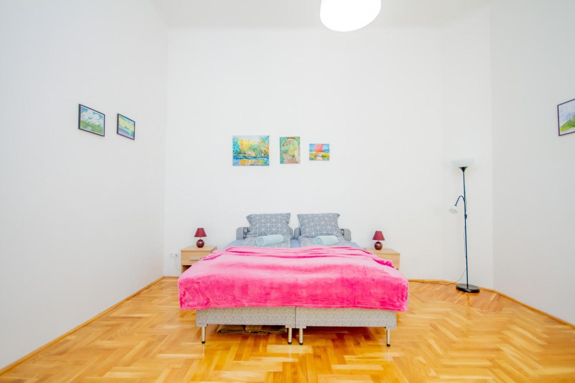 Kelvin's V District 2br Urban Haven By Nw * Budapest