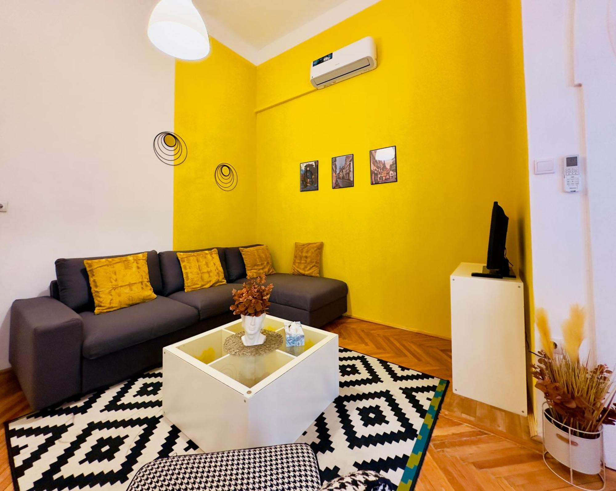 Large Peaceful 1br In - Yellow House