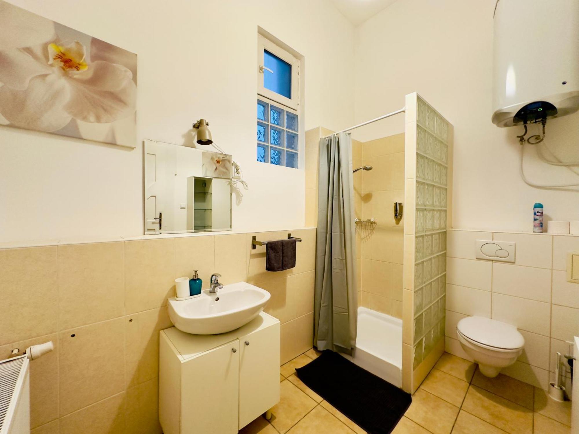 Appartamento Large Peaceful 1br In - Yellow House Budapest