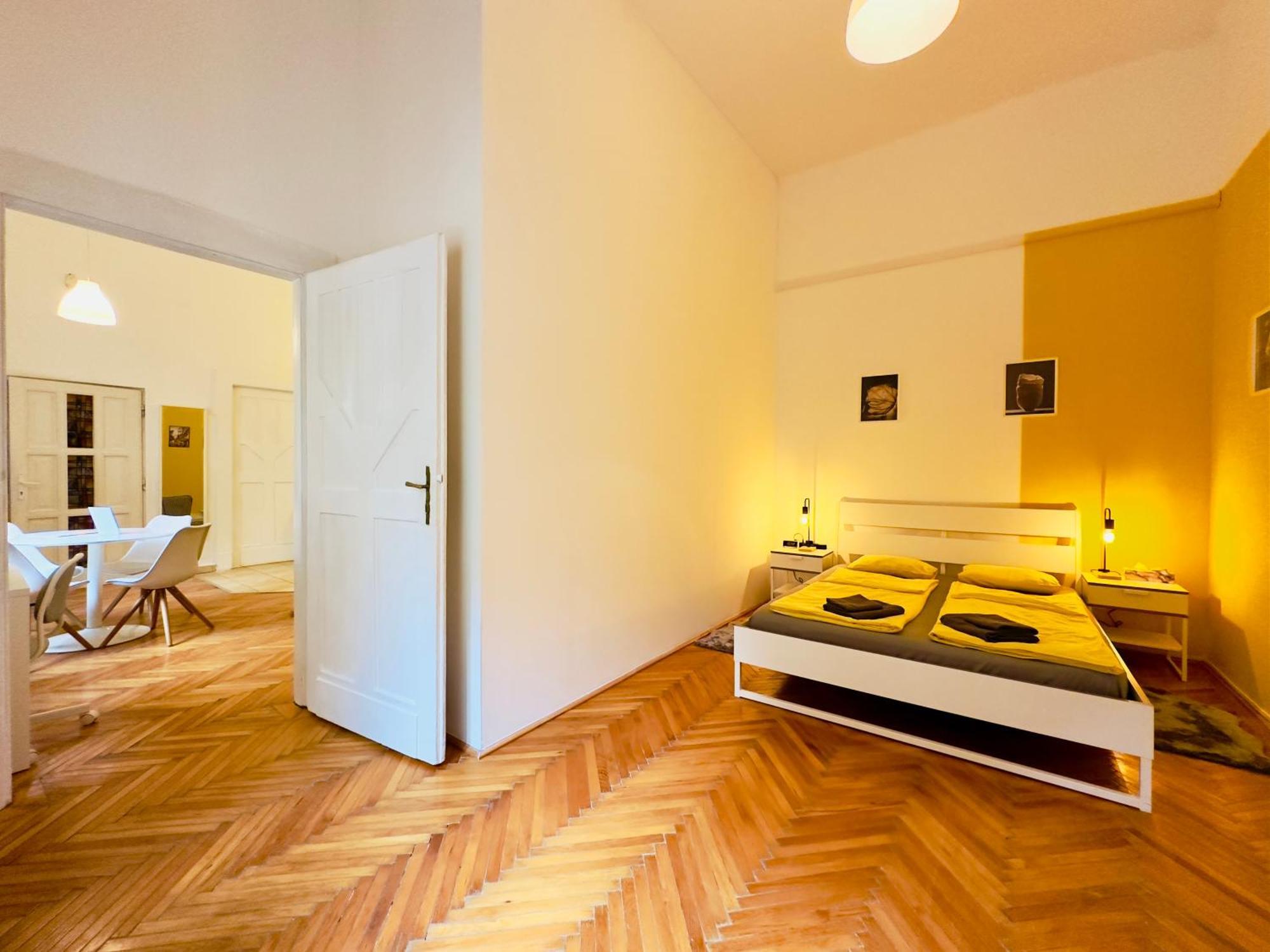 Apartment Large Peaceful 1br In - Yellow House