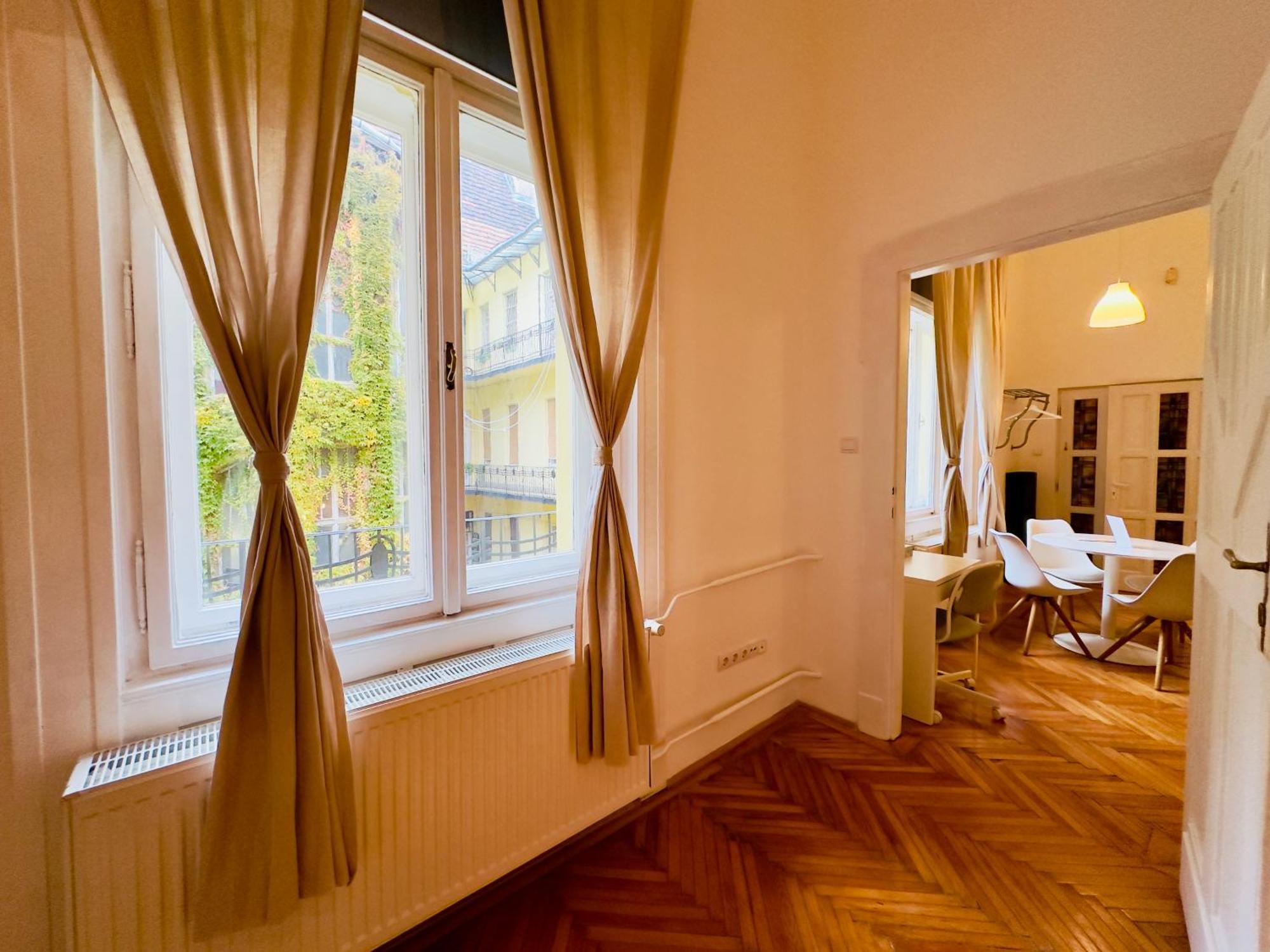 Large Peaceful 1br In - Yellow House Budapest