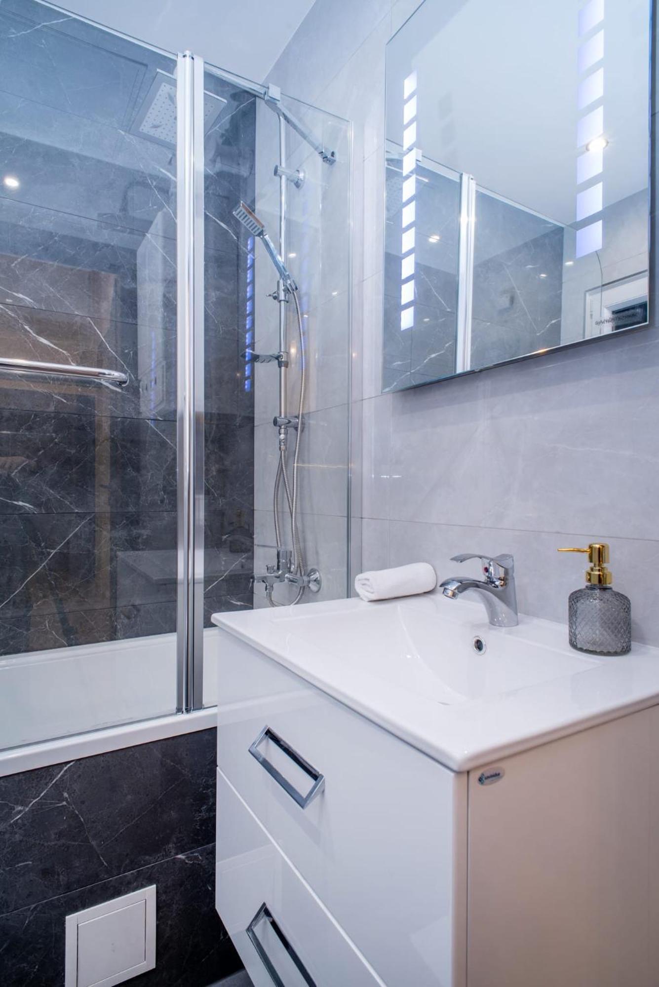 Very New And Large Ac Apartment