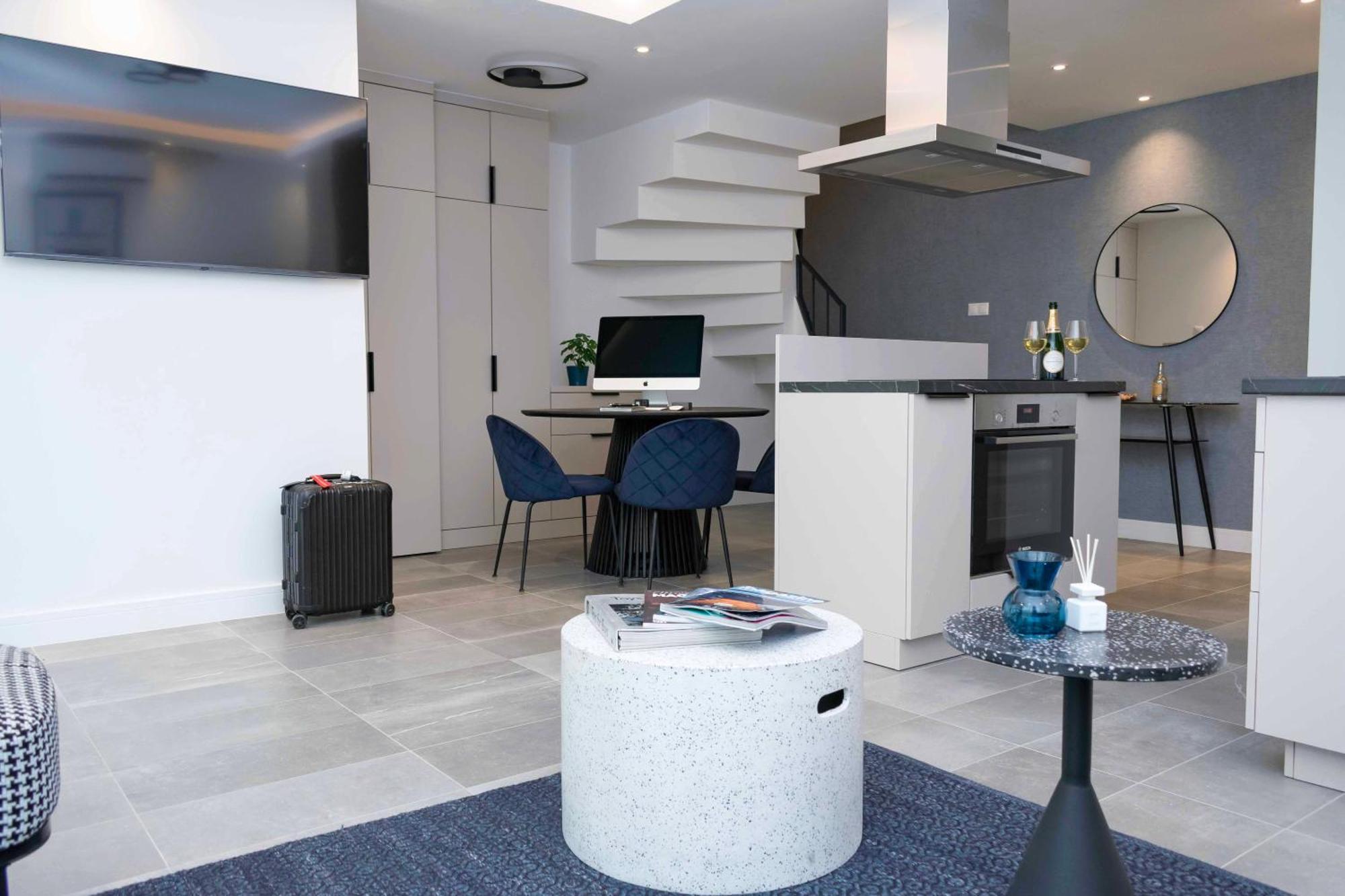 Luxury Cozy 2 Bdr Downtown Apt.6 *