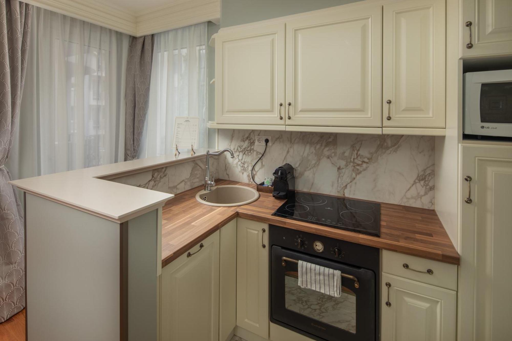 Queen's Court & Hotell 5*
