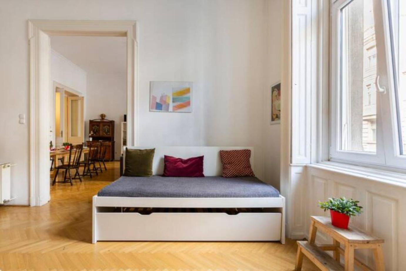 Bourgeois Elegance In The Heart Of Apartment