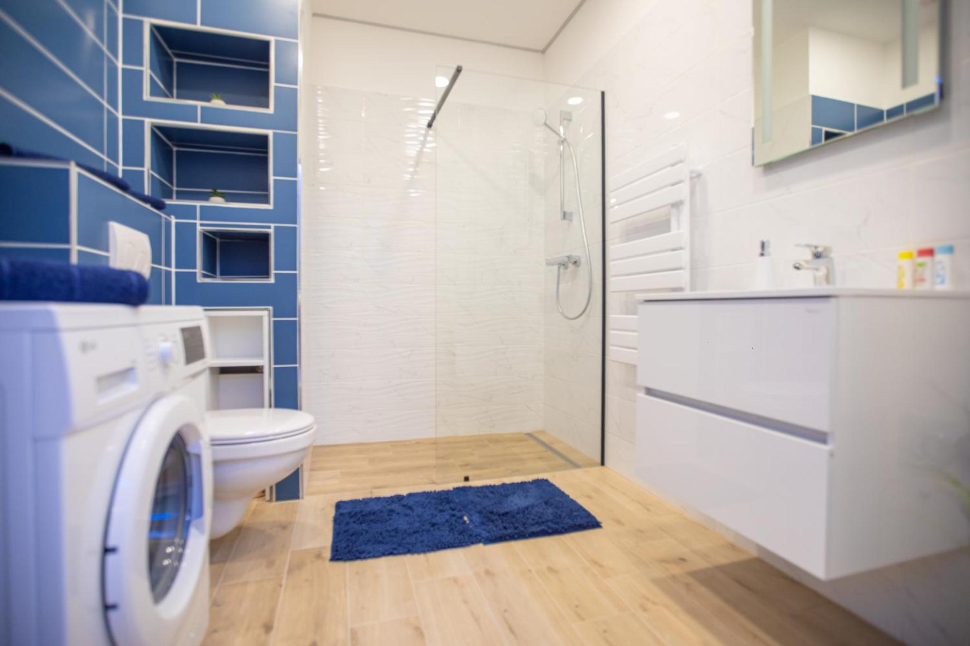 Centre Point Apartment *
