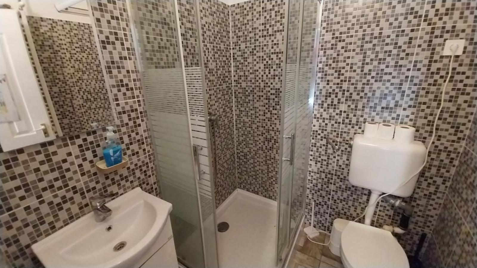 Aradi With Private Bathroom In The Centre