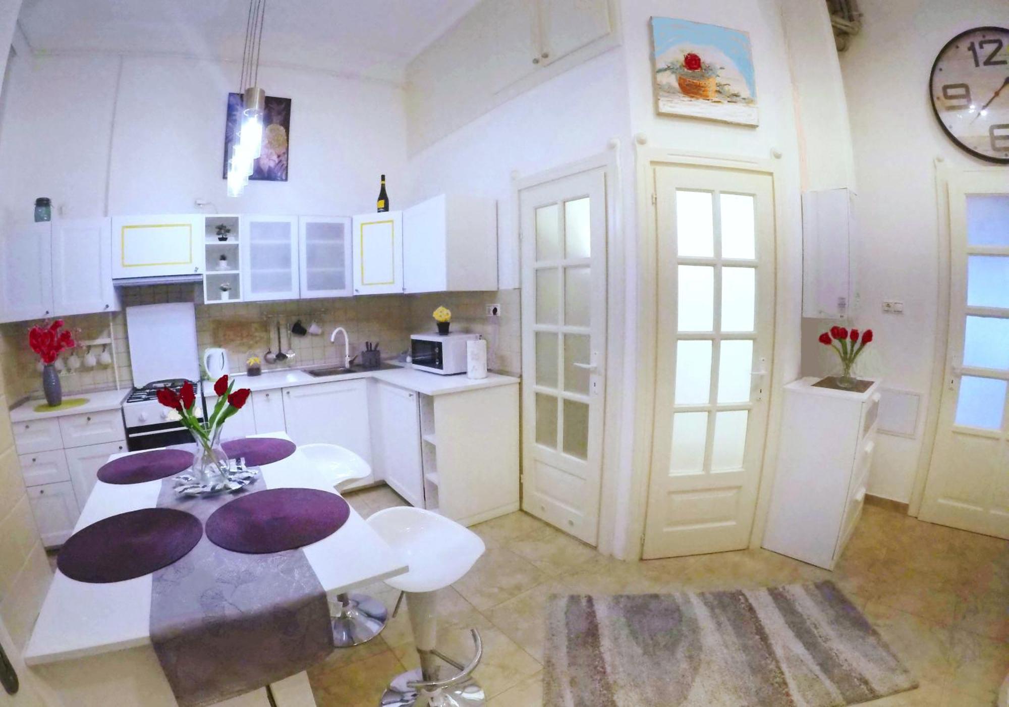 Mariann's Modern In The Center Apartment