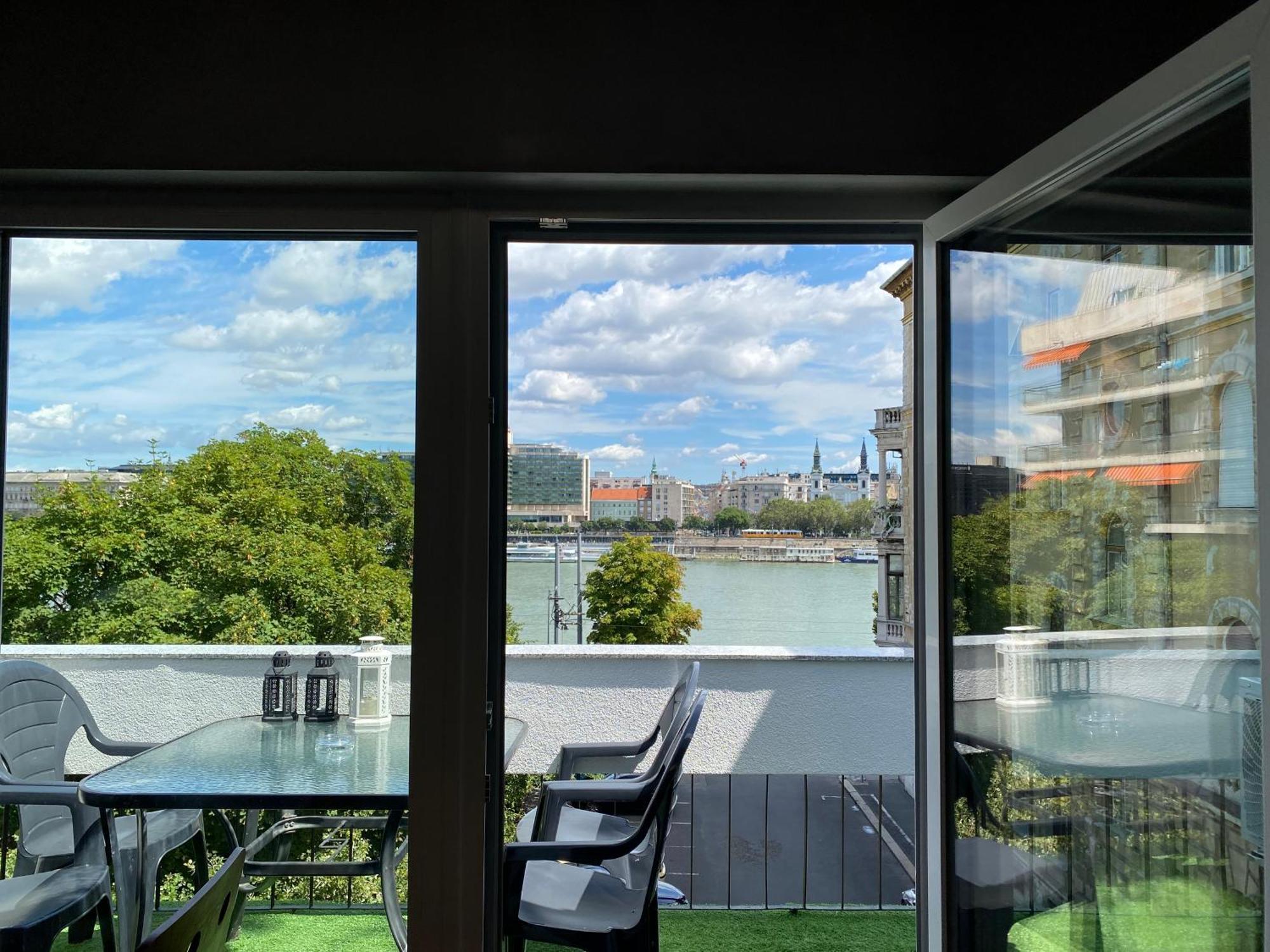 Danube View Artapartment With Balcony *