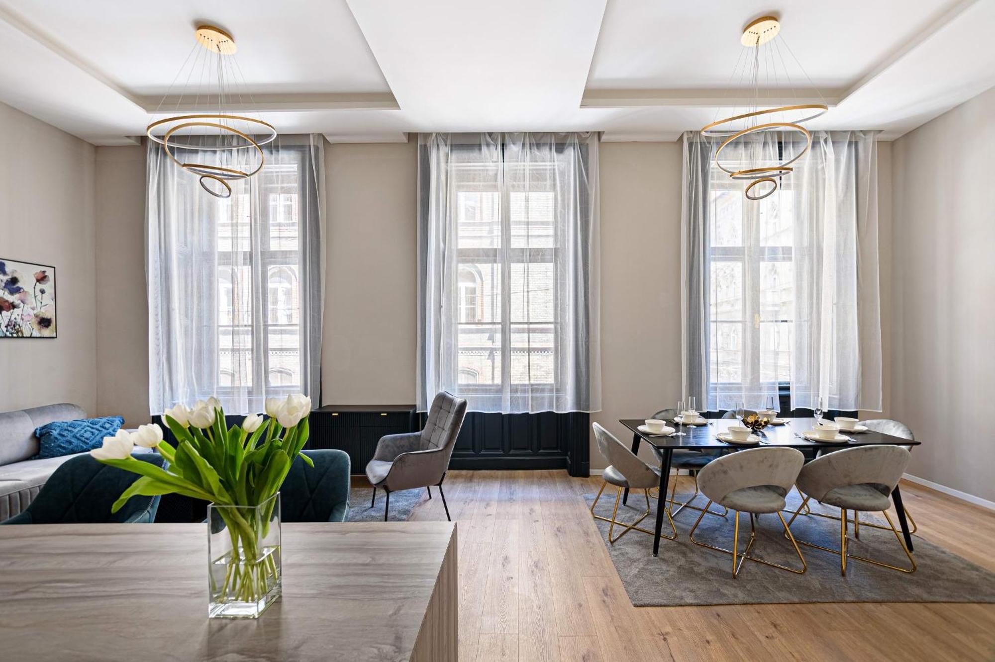 Apartment Luxurious & Spacious In The Kertesz Street *