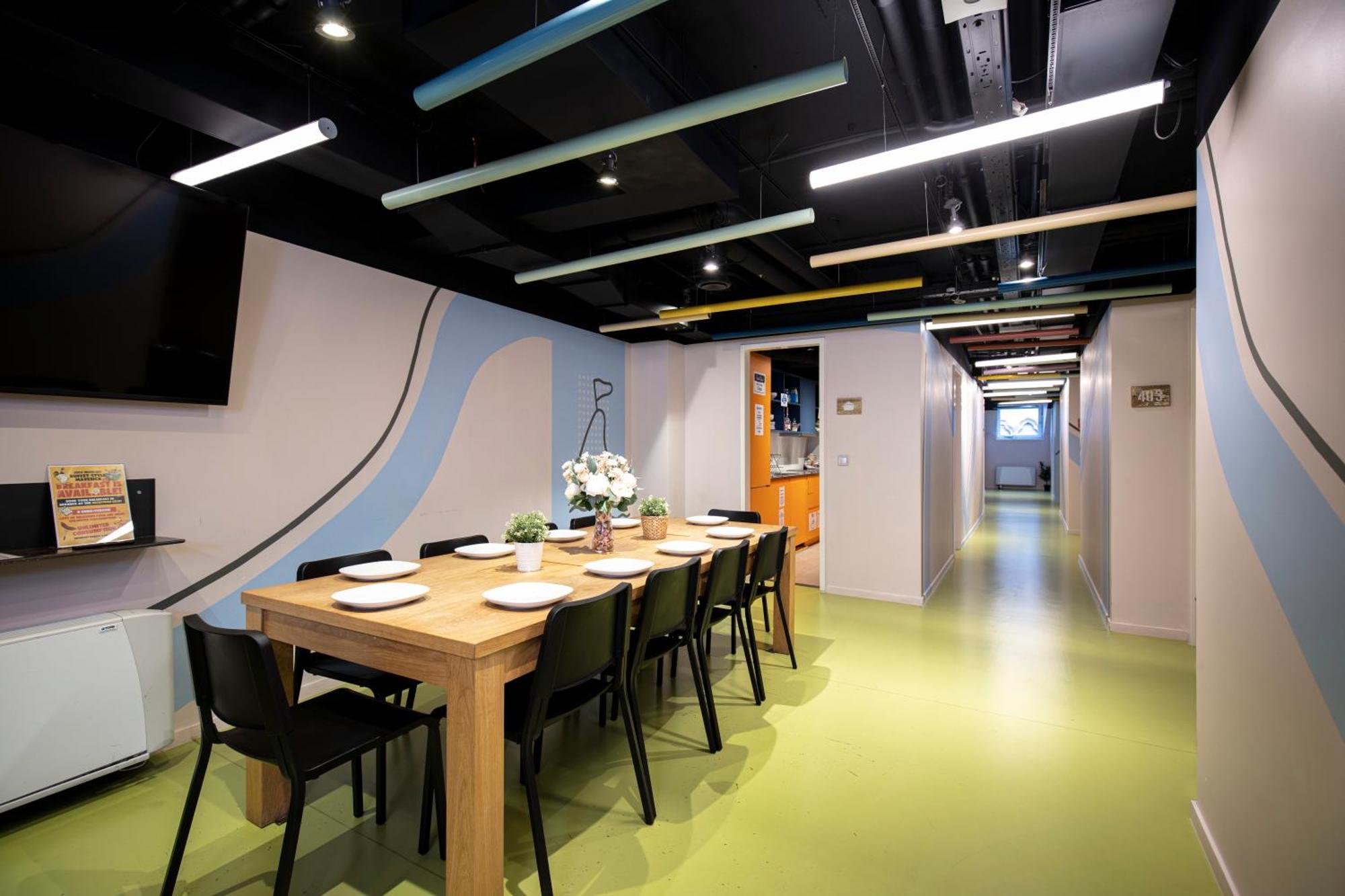 Maverick Market Hostel *