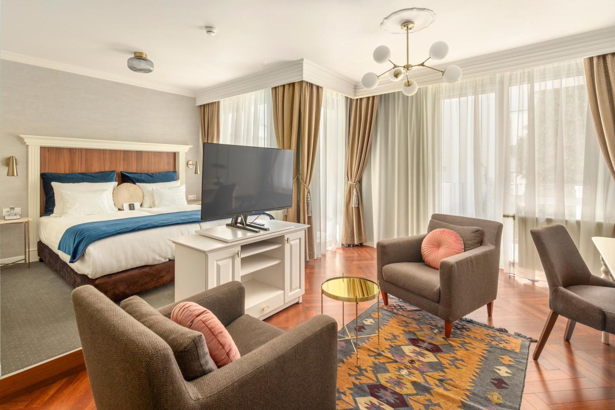 Hotel Queen's Court Hotel&residence