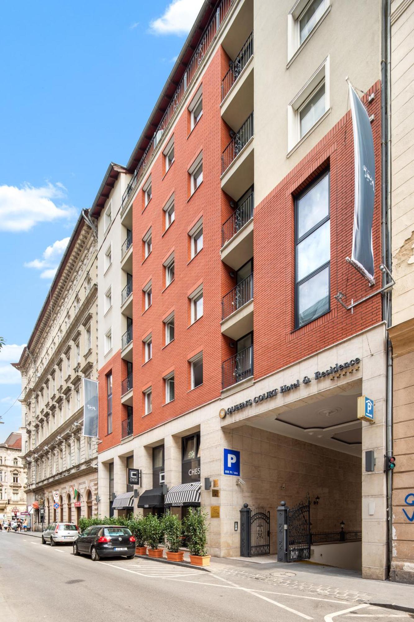 Queen's Court Hotel&residence Hotel