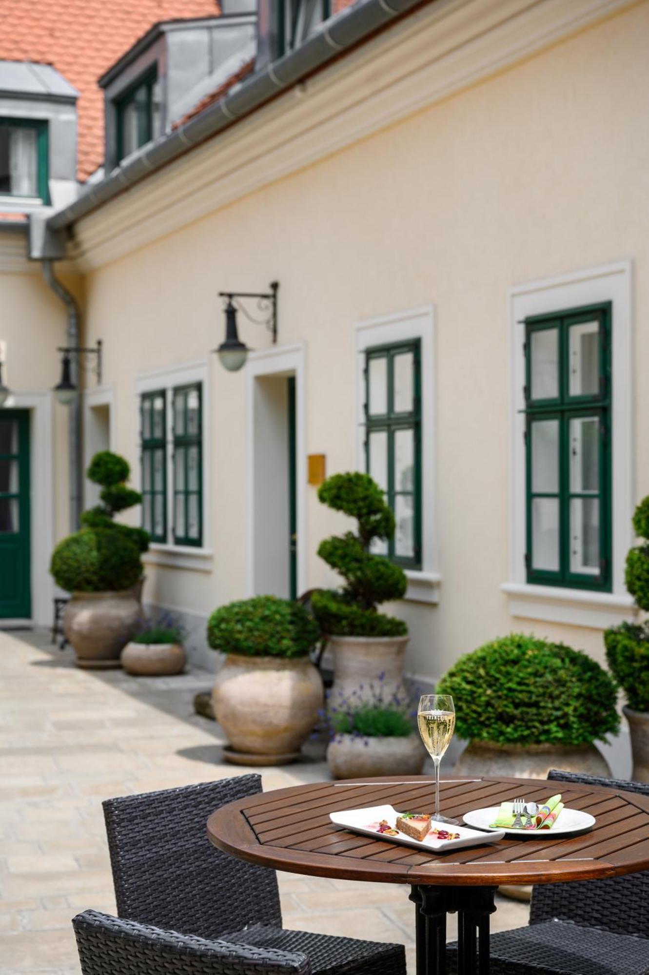 Maison Bistro & 4*